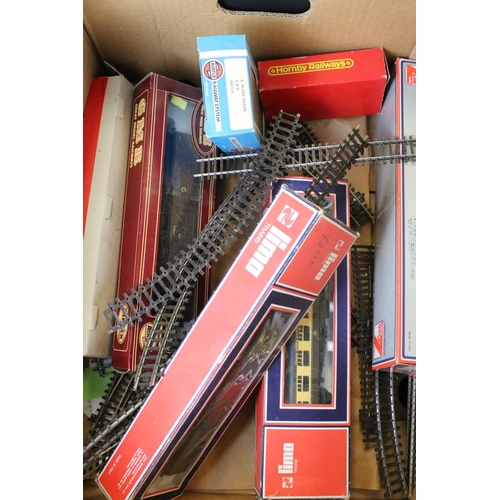 90 - Quantity of OO gauge model railway to include 6 x boxed items of rolling stock (3 x Lima, 2 x Airfix... 