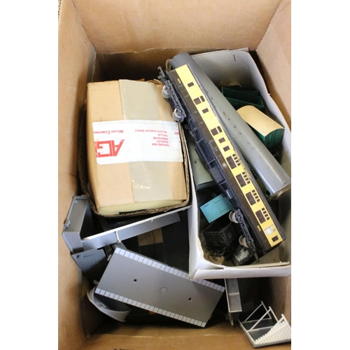 90 - Quantity of OO gauge model railway to include 6 x boxed items of rolling stock (3 x Lima, 2 x Airfix... 