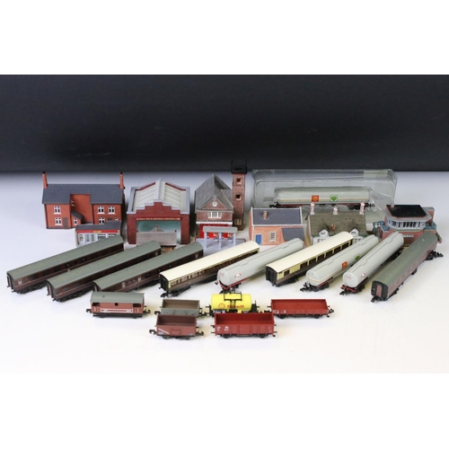 95 - Collection of N gauge model railway to include Fleischmann 0-4-0 DB locomotive, 16 x items of rollin... 