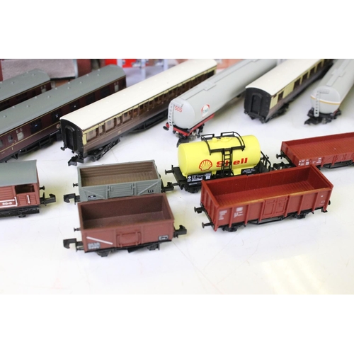 95 - Collection of N gauge model railway to include Fleischmann 0-4-0 DB locomotive, 16 x items of rollin... 