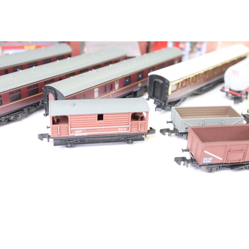 95 - Collection of N gauge model railway to include Fleischmann 0-4-0 DB locomotive, 16 x items of rollin... 