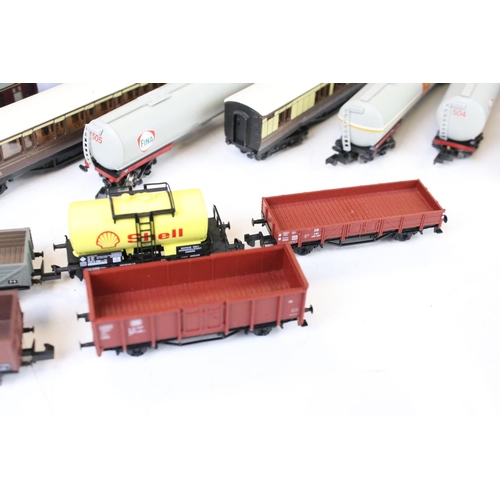 95 - Collection of N gauge model railway to include Fleischmann 0-4-0 DB locomotive, 16 x items of rollin... 