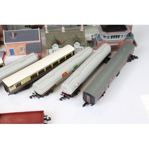 95 - Collection of N gauge model railway to include Fleischmann 0-4-0 DB locomotive, 16 x items of rollin... 