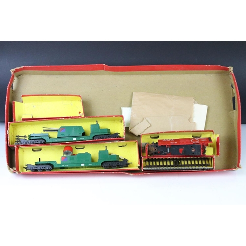 97 - Boxed and incomplete Triang OO gauge RS50 The Defender train set containing 3 x items of rolling sto... 