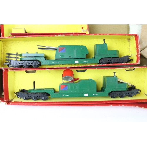 97 - Boxed and incomplete Triang OO gauge RS50 The Defender train set containing 3 x items of rolling sto... 