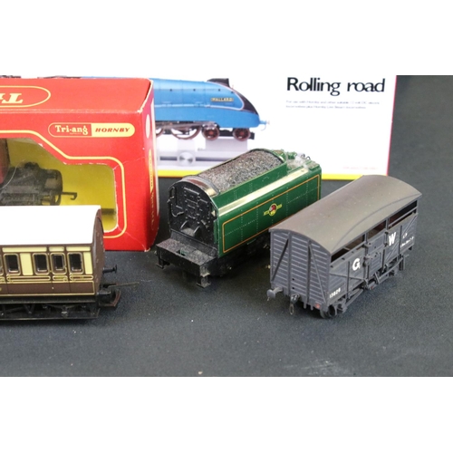 108 - 17 OO gauge items of rolling stock featuring Hornby & Triang including a Hornby Breakdown Crane plus... 