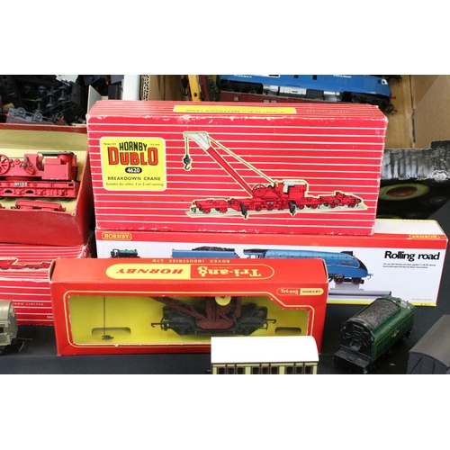 108 - 17 OO gauge items of rolling stock featuring Hornby & Triang including a Hornby Breakdown Crane plus... 