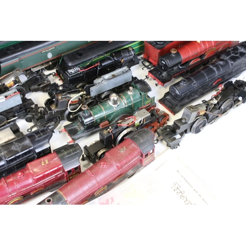 113 - Quantity of OO gauge spares & repairs to include engine parts, locomotive bodies and loose loco's fe... 