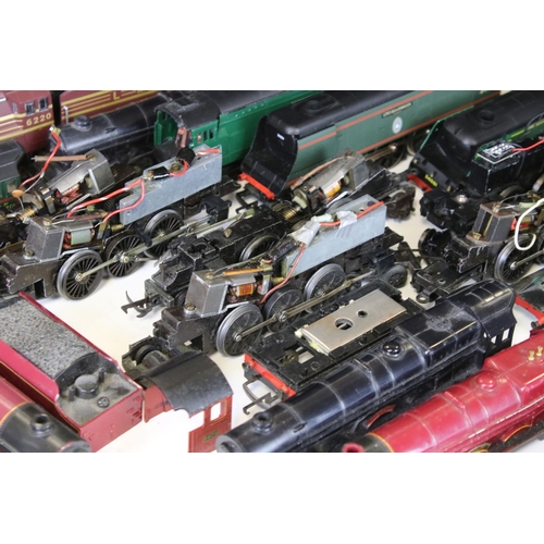 113 - Quantity of OO gauge spares & repairs to include engine parts, locomotive bodies and loose loco's fe... 