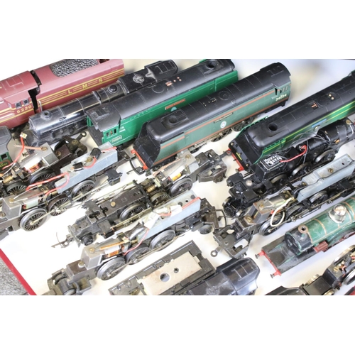 113 - Quantity of OO gauge spares & repairs to include engine parts, locomotive bodies and loose loco's fe... 