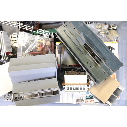 114 - Large quantity of OO gauge plastic trackside accessories to include numerous platform parts, buildin... 