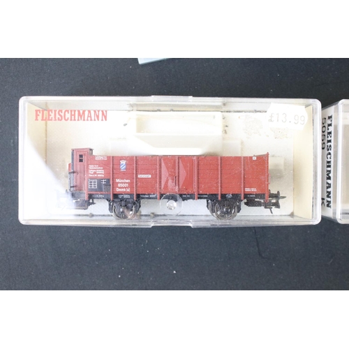 120 - 25 Boxed HO items of rolling stock to include 13 x Roco, 5 x Fleischmann, 1 x Lima, 5 x Jouef, and 1... 