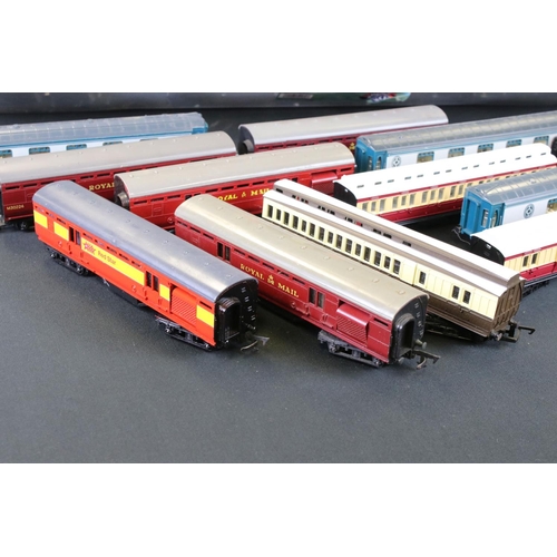 124 - 48 OO gauge items of rolling stock to include Royal Mail coaches and passenger coaches etc featuring... 