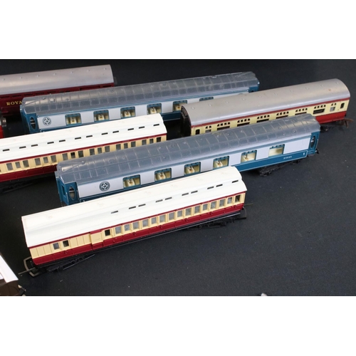 124 - 48 OO gauge items of rolling stock to include Royal Mail coaches and passenger coaches etc featuring... 