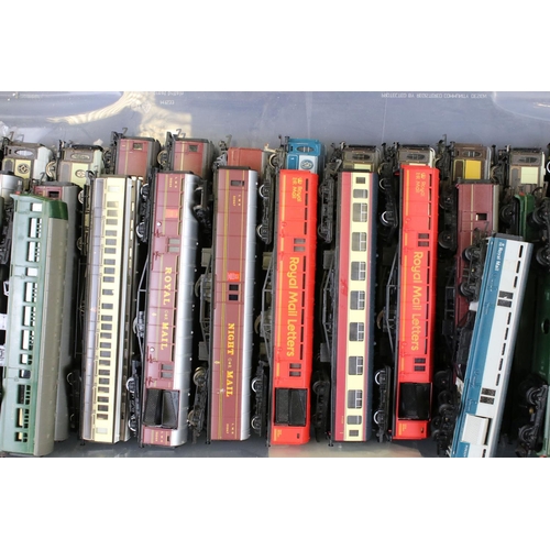 124 - 48 OO gauge items of rolling stock to include Royal Mail coaches and passenger coaches etc featuring... 