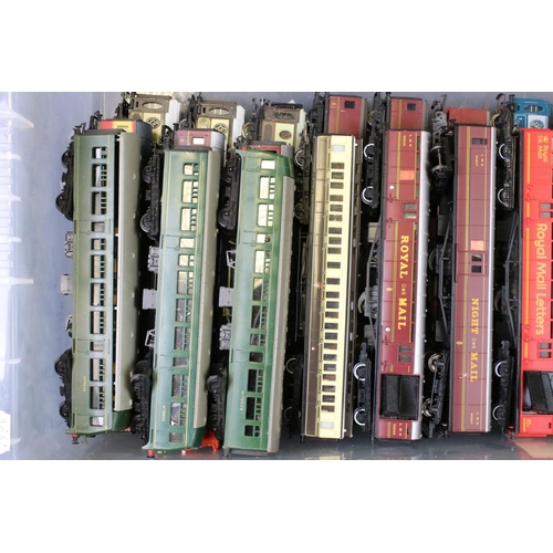 124 - 48 OO gauge items of rolling stock to include Royal Mail coaches and passenger coaches etc featuring... 