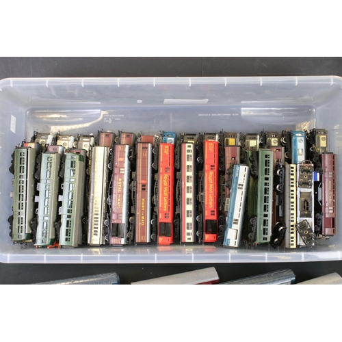 124 - 48 OO gauge items of rolling stock to include Royal Mail coaches and passenger coaches etc featuring... 