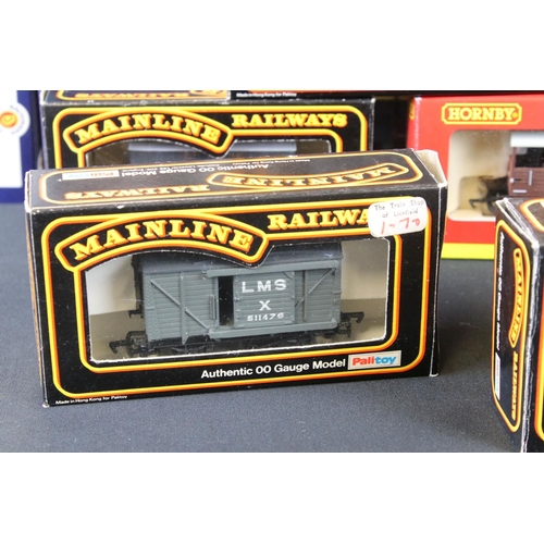 125 - 31 Boxed OO gauge items of rolling stock to include 12 x Mainline, 3 x Airfix, 4 x Hornby/Triang, 3 ... 