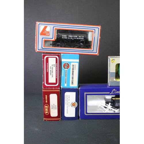 125 - 31 Boxed OO gauge items of rolling stock to include 12 x Mainline, 3 x Airfix, 4 x Hornby/Triang, 3 ... 