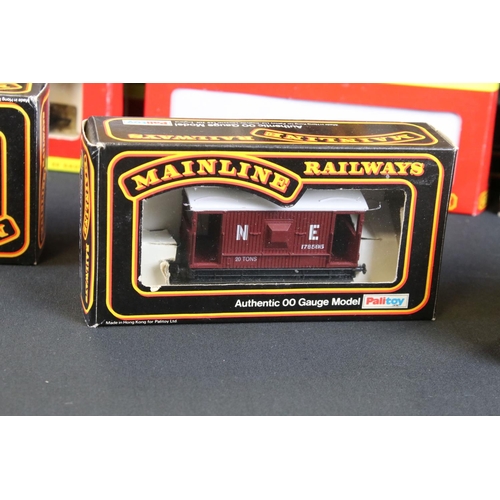 125 - 31 Boxed OO gauge items of rolling stock to include 12 x Mainline, 3 x Airfix, 4 x Hornby/Triang, 3 ... 