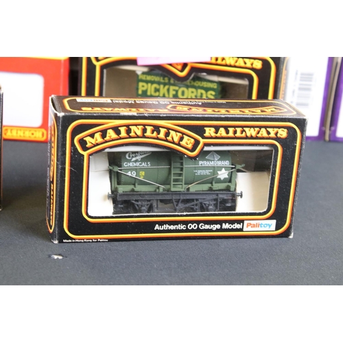 125 - 31 Boxed OO gauge items of rolling stock to include 12 x Mainline, 3 x Airfix, 4 x Hornby/Triang, 3 ... 