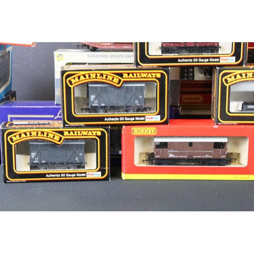 125 - 31 Boxed OO gauge items of rolling stock to include 12 x Mainline, 3 x Airfix, 4 x Hornby/Triang, 3 ... 