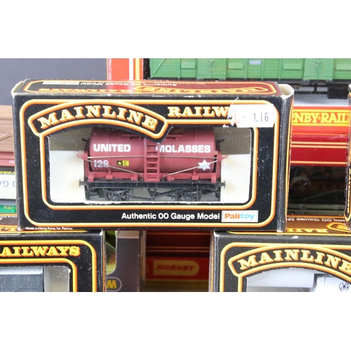 125 - 31 Boxed OO gauge items of rolling stock to include 12 x Mainline, 3 x Airfix, 4 x Hornby/Triang, 3 ... 