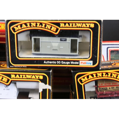 125 - 31 Boxed OO gauge items of rolling stock to include 12 x Mainline, 3 x Airfix, 4 x Hornby/Triang, 3 ... 