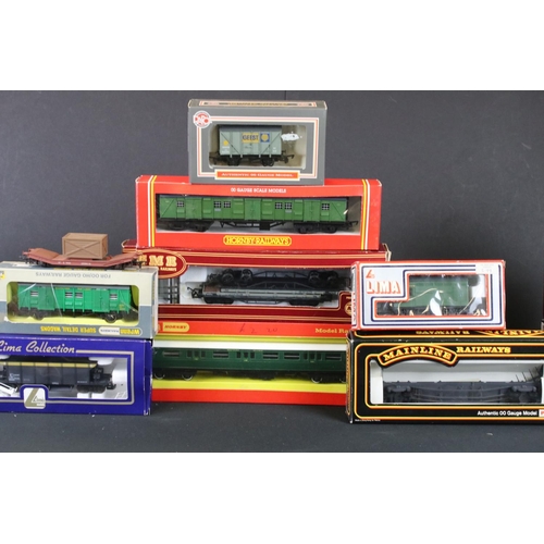 125 - 31 Boxed OO gauge items of rolling stock to include 12 x Mainline, 3 x Airfix, 4 x Hornby/Triang, 3 ... 