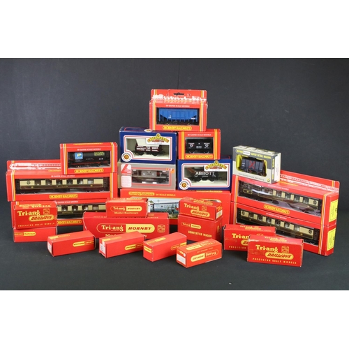 126 - 24 Boxed OO gauge items of rolling stock to include Hornby R401 Operating Royal Mail Coach, 19 x oth... 