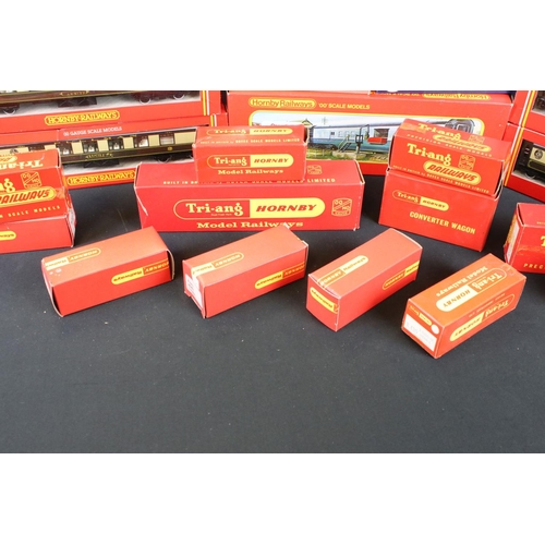 126 - 24 Boxed OO gauge items of rolling stock to include Hornby R401 Operating Royal Mail Coach, 19 x oth... 