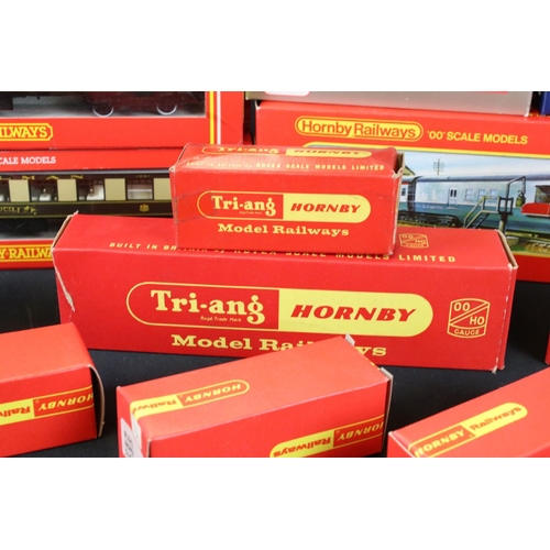 126 - 24 Boxed OO gauge items of rolling stock to include Hornby R401 Operating Royal Mail Coach, 19 x oth... 