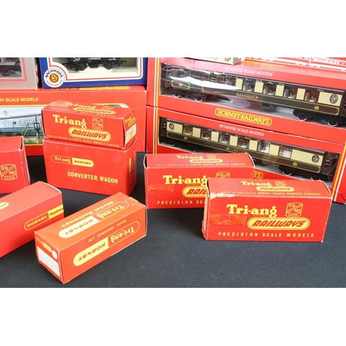 126 - 24 Boxed OO gauge items of rolling stock to include Hornby R401 Operating Royal Mail Coach, 19 x oth... 