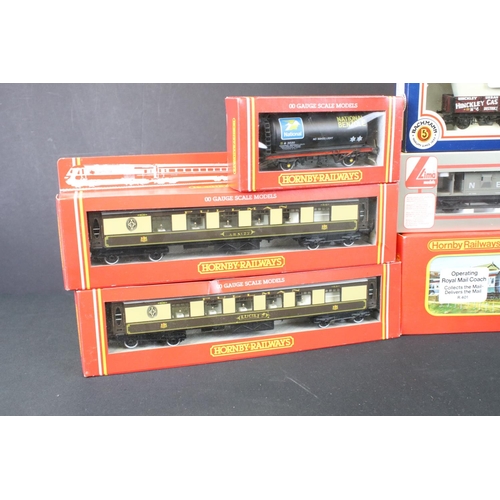 126 - 24 Boxed OO gauge items of rolling stock to include Hornby R401 Operating Royal Mail Coach, 19 x oth... 