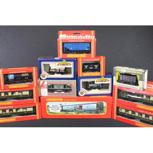 126 - 24 Boxed OO gauge items of rolling stock to include Hornby R401 Operating Royal Mail Coach, 19 x oth... 