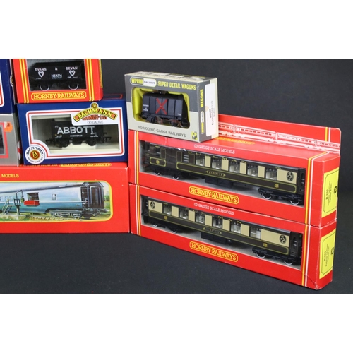 126 - 24 Boxed OO gauge items of rolling stock to include Hornby R401 Operating Royal Mail Coach, 19 x oth... 