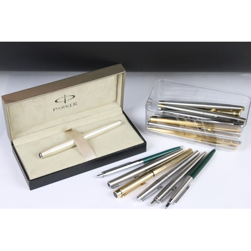 202 - A large collection of pens to include many Parker examples.