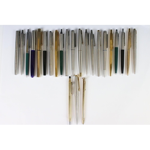 202 - A large collection of pens to include many Parker examples.