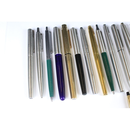 202 - A large collection of pens to include many Parker examples.