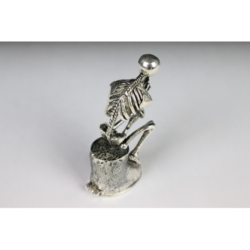 209 - An unusual seated skeleton vesta case.