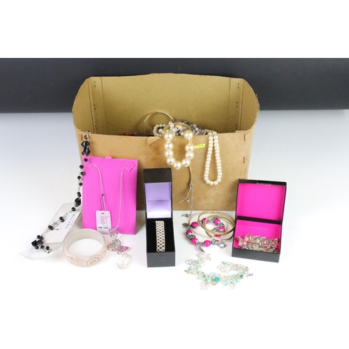 314 - Collection of assorted fashion and costume jewellery.