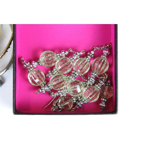 314 - Collection of assorted fashion and costume jewellery.