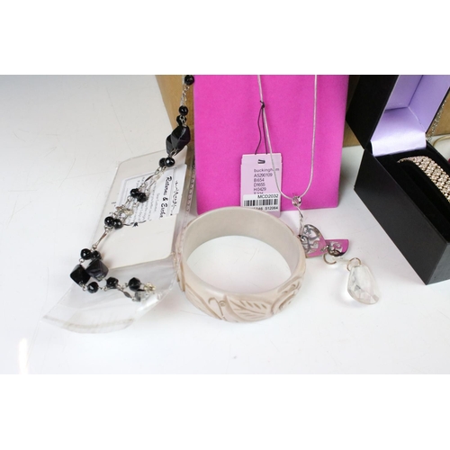 314 - Collection of assorted fashion and costume jewellery.