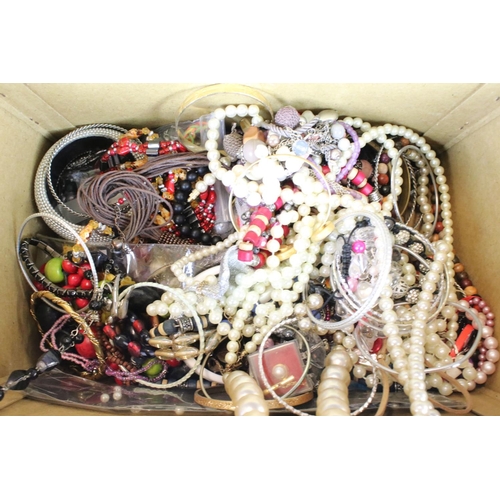314 - Collection of assorted fashion and costume jewellery.