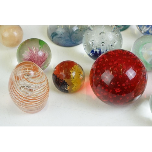 57 - Collection of 24 glass paperweights featuring a boxed QEII Diamond Jubilee paperweight, Alum Bay, mi... 