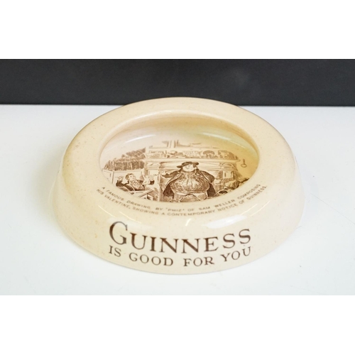 61 - Advertising - 1930's Ashtead Pottery Guinness Ashtray with Central Illustration of Sam Weller, 11cm ... 