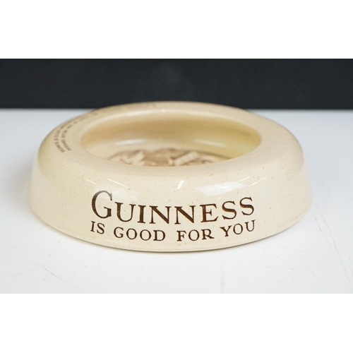 61 - Advertising - 1930's Ashtead Pottery Guinness Ashtray with Central Illustration of Sam Weller, 11cm ... 