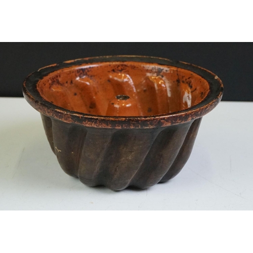 83 - Two late 19th / early 20th century stoneware dairy bowls (largest 29.5cm diameter), together with a ... 