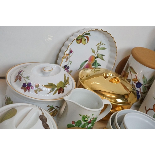 93 - Royal Worcester 'Evesham' ceramics to include 3 tureens & covers, 5 circular oven / serving dishes, ... 