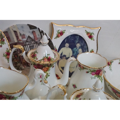 97 - Royal Albert 'Old Country Roses' tea ware, dinnerware & ceramics, to include teapot & cover, coffee ... 